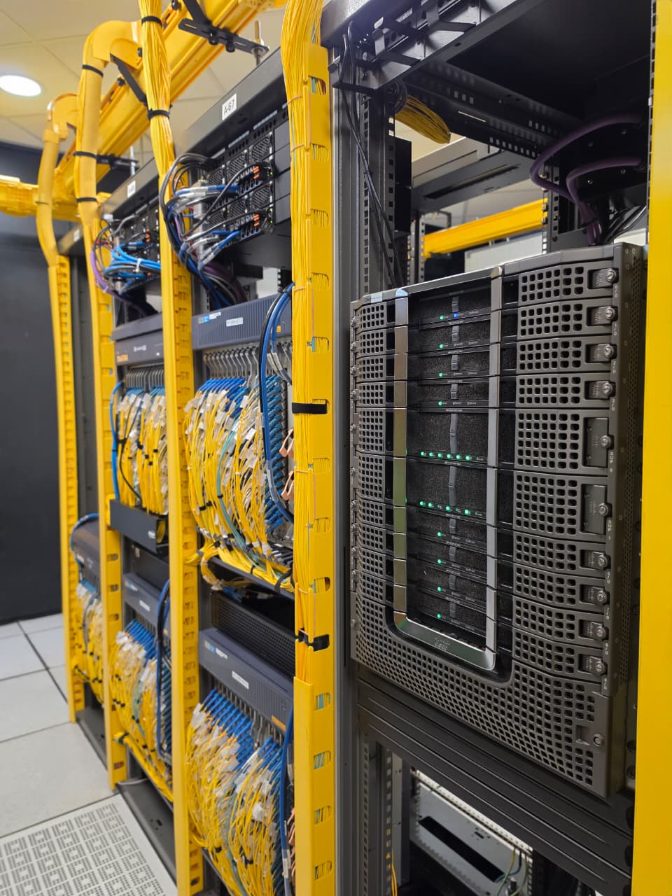 Patcheras de fibra óptica monomodo y servidores en rack ordenado